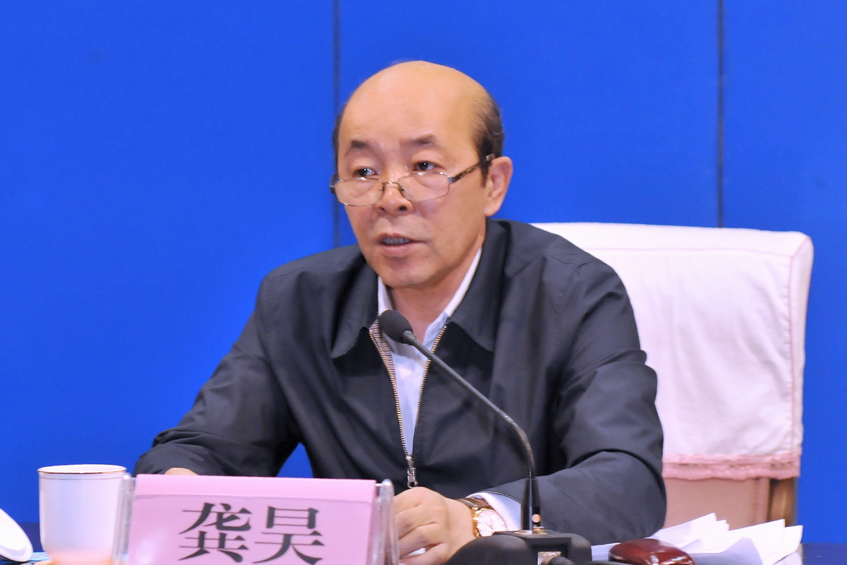 自治区卫生计生委副巡视员龚昊作2017年宣传工作报告.