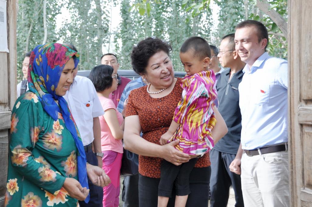 自治区卫生计生委党组副书记主任巴哈尔古丽赛买提一行看望慰问委住村